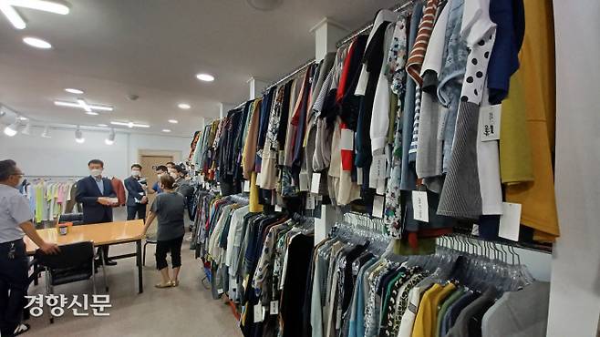 이승로 성북구청장(왼쪽에서 두번째)이 지난 15일 아이리스를 방문해 고종현·김진자씨와 면담을 나누고 있다. 류인하 기자