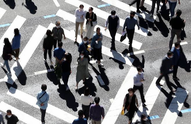 Office workers commute to work early Wednesday morning, in Jongno, Seoul. (Yonhap)
