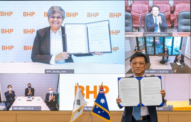 김학동 포스코 대표이사 사장(오른쪽 아래)과 반디타 판트 BHP 마케팅·구매 총괄사장이 탄소중립 협력체계 구축을 위한 업무협약을 체결했다. 포스코 제공