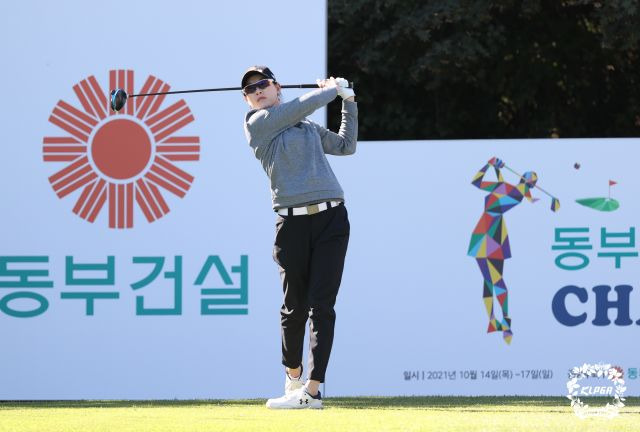 이정민이 17일 전북 익산 컨트리클럽에서 열린 2021시즌 한국여자프로골프(KLPGA) 투어 동부건설·한국토지신탁 챔피언십 최종 4라운드 1번 홀에서 티샷을 하고 있다. KLPGA 제공