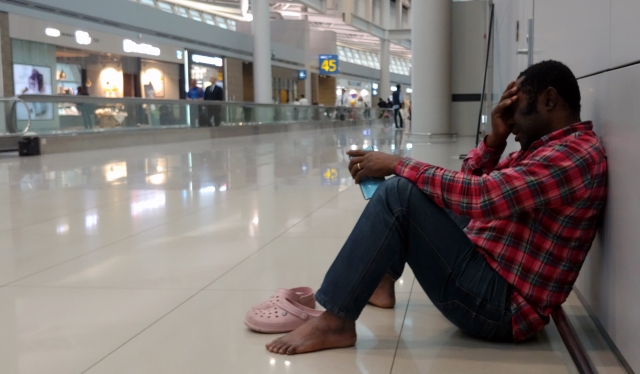 2019년 루렌도씨가 인천공항 1터미널에서 난민 심사 소송 패소 소식을 듣고 눈물을 흘리고 있다. 뉴시스