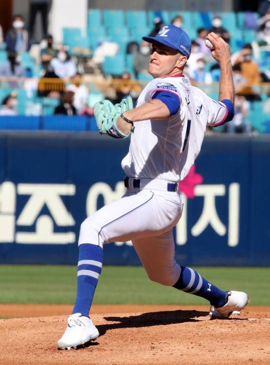 올시즌 똑같이 15승을 올린 최고의 외국인투수의 맞대결로 관심을 끈 17일 대구경기서 삼성의 뷰캐넌이 완승하며 16승으로 다승 단독 선두와 함께 삼성 외국인투수 최다승 신기록을 썼다. [사진 삼성 라이온즈]