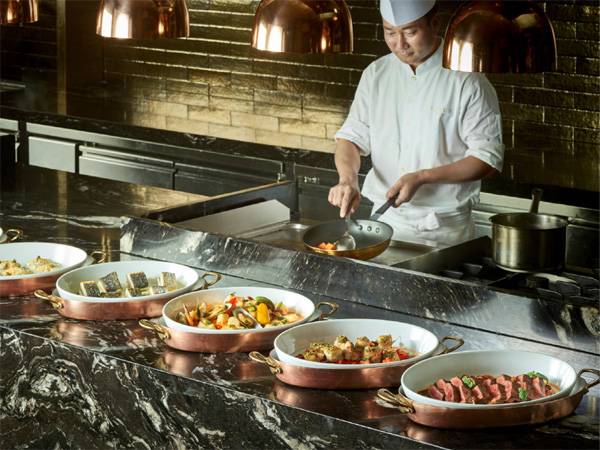 조선호텔앤리조트의 최상급 브랜드 `조선 팰리스 서울 강남, 럭셔리 컬렉션`에 있는 뷔페 `콘스탄스`에서 요리사가 조리하고 있다. [사진 제공 = 조선호텔앤리조트]