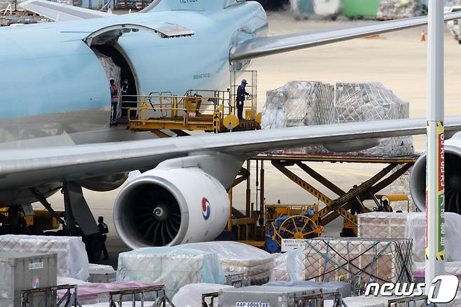(인천공항=뉴스1) 이승배 기자 = 화이자의 신종 코로나바이러스 감염증(코로나19) 예방백신 462만5,000회분이 22일 오후 인천국제공항을 통해 들어오고 있다.  이번 공급으로 화이자를 포함해 국내에 들어온 코로나19 백신은 총 7,385만회분에 달한다. 국내 도입 예정 코로나19 백신 총량은 1억9,490회분이다. 2021.9.22/뉴스1