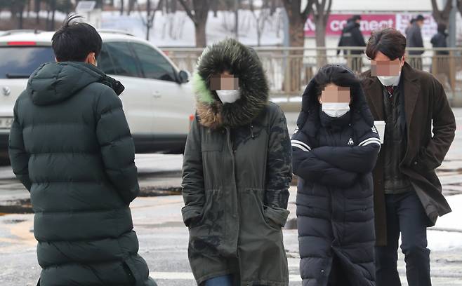 일요일은 전국이 맑지만 하루 종일 쌀쌀한 날씨가 이어진다. 사진은 한파주의보가 내려졌던 올 초 서울 영등포구 여의도에서 시민들이 발걸음을 재촉하던 모습. /사진=뉴시스