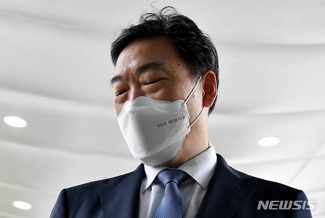 [광주=뉴시스] 신대희 기자 = 김오수 검찰총장이 지난달 29일 광주고검·지검을 찾아 취재진 질문을 듣고 있다. 지역 순회 일정으로 광주고검·지검을 방문한 김 총장은 검사들과 간담회를 했다. 2021.09.29. sdhdream@newsis.com