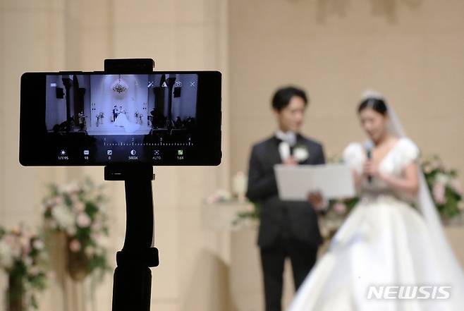 [서울=뉴시스] 백동현 기자 = 서울 시내 한 결혼식장에서 결혼식이 모바일로 생중계 되고 있다. livertrent@newsis.com 이 사진은 기사 내용과 직접적 관련 없음