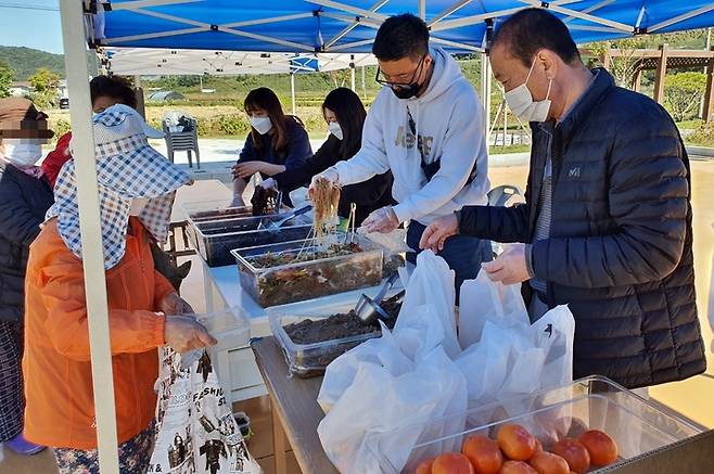 [진천=뉴시스] 홀몸노인 사랑의 반찬나눔 행사. (사진=진천군 제공) photo@newsis.com *재판매 및 DB 금지