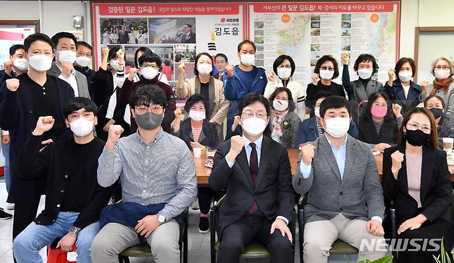 [부산=뉴시스] 하경민 기자 = 국민의힘 유승민 대선 경선 후보가 17일 부산 강서구 북강서을 당원협의회를 방문, 당원들과 만남을 가진 뒤 기념촬영 하고 있다. 2021.10.17. yulnetphoto@newsis.com