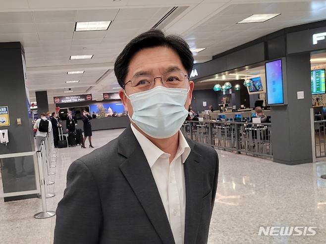 [워싱턴=뉴시스]김난영 기자=지난 16일(현지 시간) 노규덕 외교부 한반도평화교섭본부장이 워싱턴 덜레스 공항에서 특파원들과 대화하고 있다. 2021.10.16. imzero@newsis.com