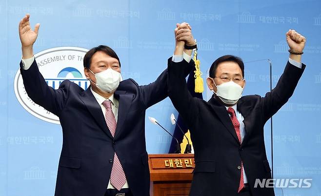 [서울=뉴시스] 최진석 기자 = 윤석열(왼쪽) 국민의힘 대선 경선 후보와 선거대책위원장으로 합류한 주호영 의원이 17일 오전 서울 여의도 국회 소통관에서 공동 기자회견을 가진 후 손을 들어 인사하고 있다. (공동취재사진) 2021.10.17. photo@newsis.com