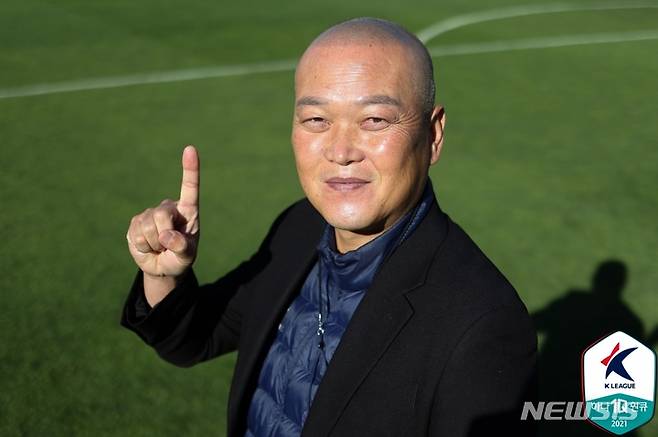 [서울=뉴시스] 김천 상무 승격 이끈 김태완 감독. (사진=프로축구연맹 제공)