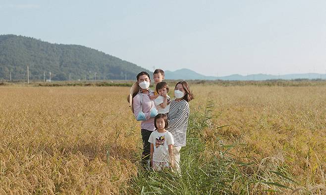 귀농인 임효상(38)씨가 가족들과 함께 수확을 앞둔 자신의 농토에 섰다. 임씨는 “태양광 패널이 농토를 뒤덮는다면 마을을 떠날 계획”이라고 밝혔다.