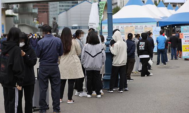 서울역 임시선별검사소에서 시민들이 신종 코로나바이러스 감염증 선별검사를 받기 위해 대기하고 있다. 연합뉴스