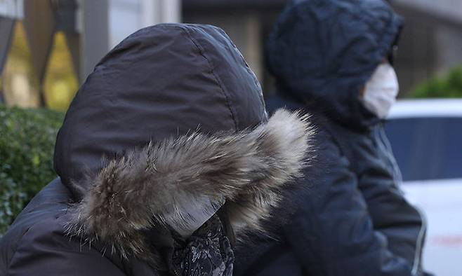 전국 대부분 지역에 한파특보 내려진 17일 오전 서울 광화문네거리에서 두꺼운 옷을 시민들이 걸음을 옮기고 있다. 뉴스1