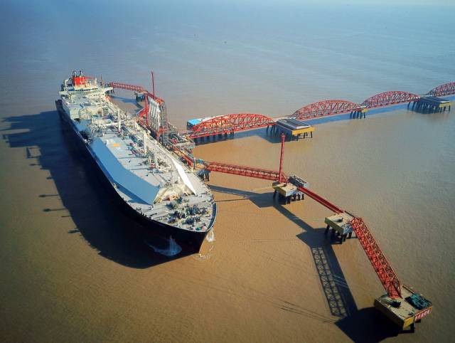 중국 장쑤성에 있는 액화천연가스(LNG) 터미널에서 운반선이 LNG를 하역하고 있다. /신화연합뉴스