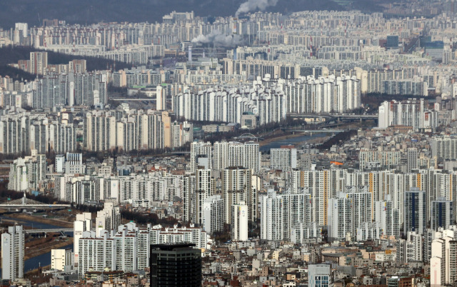 서울 송파구 롯데월드타워 전망대 서울스카이에서 바라본 강북 지역 아파트 단지 모습. /연합뉴스
