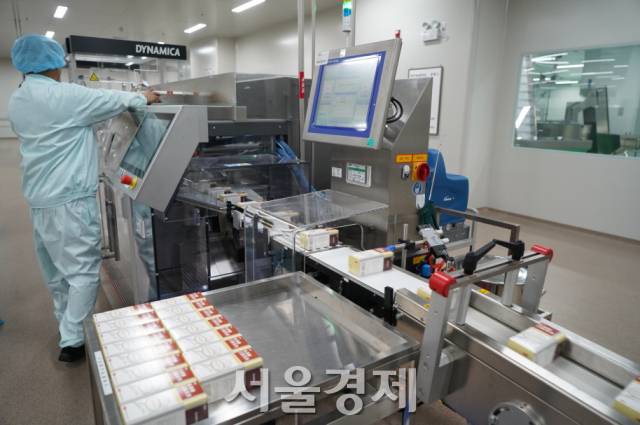 자동화 생산 설비에서 병입 과정이 진행중이다.