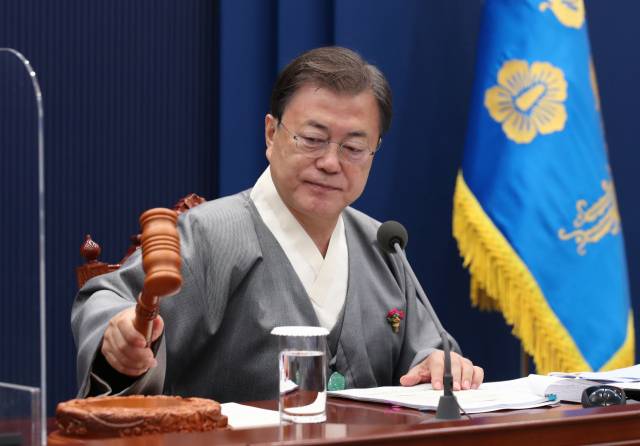 문재인 대통령이 12일 청와대에서 국무회의를 주재하고 있다. 문 대통령은 가을 한복문화주간을 맞아 한복을 입고 국무회의에 참석했다. /연합뉴스