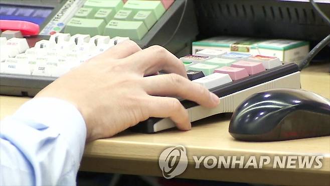 증권사 직원의 손 <<연합뉴스TV 캡처>>