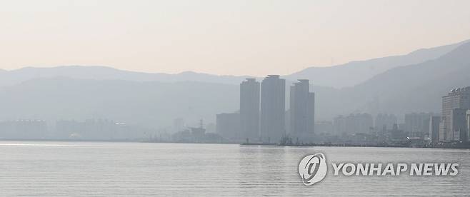 미세먼지 '잿빛 도심' [연합뉴스 자료사진]