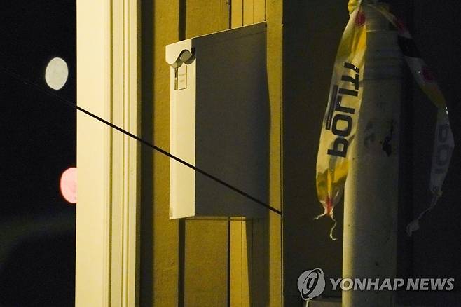 노르웨이 화살 난사 현장 벽면에 꽂힌 화살 (콩스베르그 EPA=연합뉴스) 지난 13일(현지시간) 노르웨이 콩스베르그에서 화살 난사 사건이 벌어진 후 사건 현장의 한 벽면에 화살이 꽂힌 채 남겨져 있다. 이날 한 남성이 콩스베르그 번화가 곳곳을 돌아다니며 화살을 마구 쏴 5명이 숨지고 2명이 다쳤다. leekm@yna.co.kr