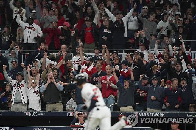 2-2 동점 이루는 솔로 홈런 친 애틀랜타 라일리  [AP=연합뉴스]