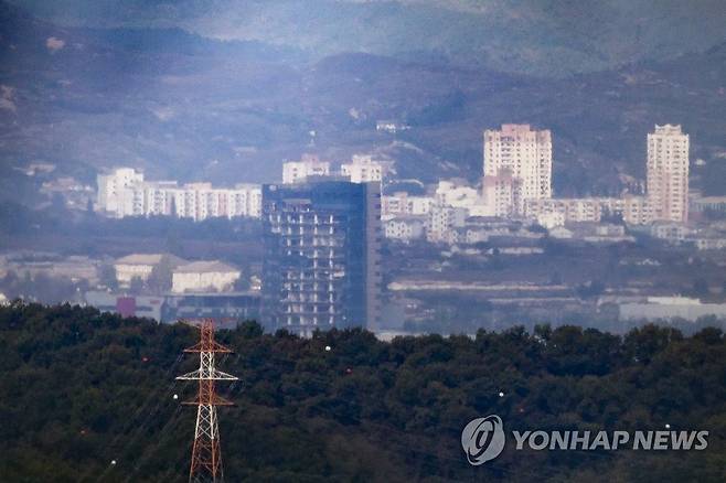 개성공단과 개성 시내 (파주=연합뉴스) 임병식 기자 = 12일 경기도 파주시 접경지역에서 바라본 서부전선 비무장지대(DMZ) 일대에서 북한의 남북공동연락사무소 폭파 시 충격으로 훼손된 개성공단지원센터 너머로 개성 시내가 보인다.
 김정은 북한 국무위원장은 이날 국방발전전람회 기념연설에서 남한이 군사장비 현대화로 한반도 긴장을 조성하고 있다고 비판하면서도, 미국이나 남한 모두 북한의 '주적'은 아니라고 밝히면서 대화에 여지를 남겼다. 2021.10.12 andphotodo@yna.co.kr