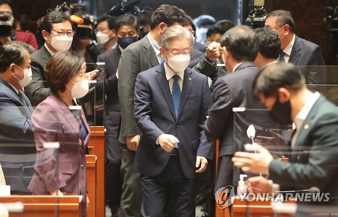 의원총회 참석하는 이재명 후보 (서울=연합뉴스) 전수영 기자 = 이재명 대선 후보가 15일 오전 서울 국회에서 열린 더불어민주당 의원총회에 참석하고 있다. 2021.10.15 [국회사진기자단] swimer@yna.co.kr