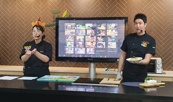 풀무원푸드머스는 한솔어린이보육재단과 함께 바른먹거리 교육을 위한 가족지원 프로그램 '아름다운 지구지킴이 쿠킹클래스'의 하반기 첫 활동을 시작했다. ⓒ풀무원푸드머스