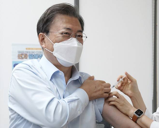 문재인 대통령이 15일 서울 국립중앙의료원 코로나19 중앙예방접종센터에서 코로나19 백신 추가 접종을 받고 있다.(사진=연합뉴스)