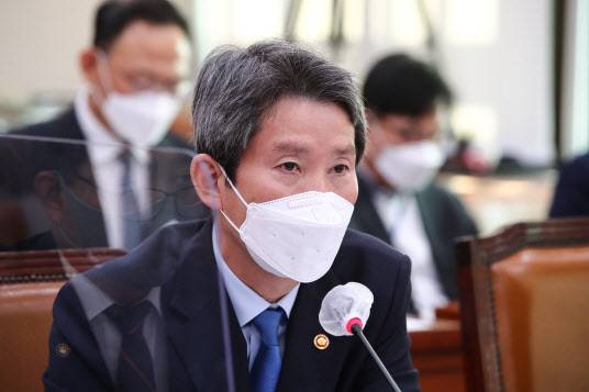 이인영 통일부 장관이 18일 국회 외교통일위원회의 통일부, 민주평화통일자문회의사무처 등에 대한 국정감사에서 의원들의 질문에 답변하고 있다(사진=국회사진기자단 제공).