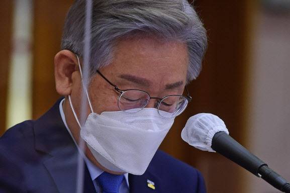 더불어민주당 대선 후보인 이재명 경기도지사가 18일 경기도 수원시 경기도청에서 열린 국회 행정안전위원회의 경기도에 대한 국정감사에서 질의를 받고 있다. (사진=연합뉴스)