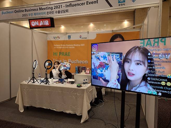 태국 인플루언서가 부천 상동 고려호텔에서 열린 온라인 수출상담회에서 인스타그램 방송을 통해 부천 중소기업 제품을 소개하고 있다. (사진 = 부천시 제공)