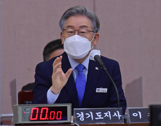 더불어민주당 대선후보인 이재명 경기지사가 18일 경기도 수원시 경기도청에서 열린 국회 행정안전위원회의 경기도에 대한 국정감사에서 의원들의 질의에 답하고 있다. (사진=연합뉴스)