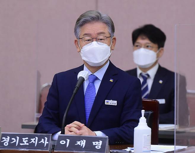 이재명 경기도지사가 18일 오전 경기도청에서 열린 국회 행정안전위원회의 경기도에 대한 국정감사에 참석해 개회를 기다리고 있다. (사진=연합뉴스)