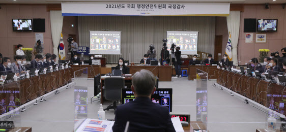 더불어민주당 대선후보인 이재명 경기지사가 18일 경기도 수원시 경기도청에서 열린 국회 행정안전위원회의 경기도에 대한 국정감사에서 자료화면을 보고 있다. (사진=연합뉴스)