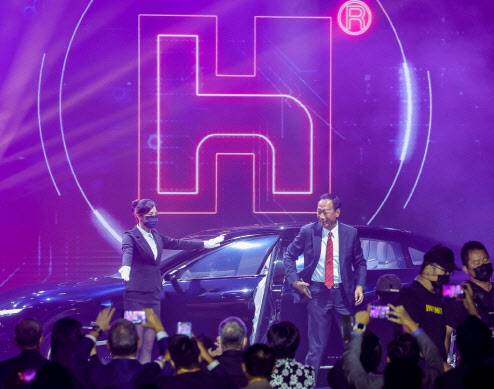 폭스콘이 공개한 전기차(사진=AFP/CNA)