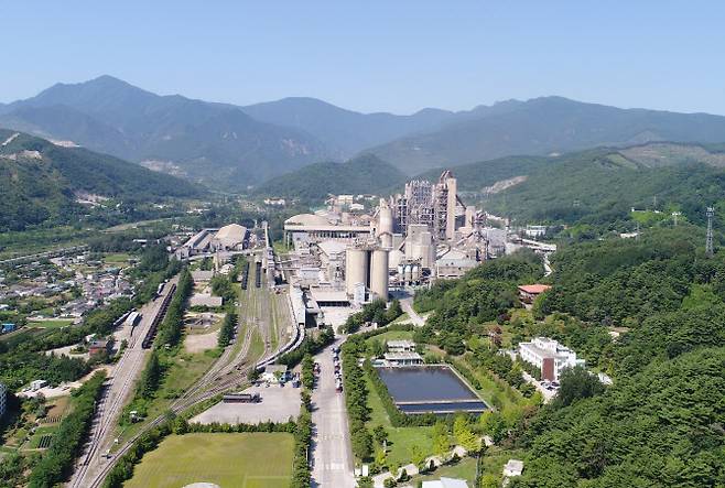 쌍용C&E 동해공장 전경. 석회석 광산과 공장 부지를 합치면 총 1123만9669㎡(340만평)에 이르는 규모로, 이곳에서 근무하는 직원만 1800여 명에 달한다. (사진=쌍용C&E)