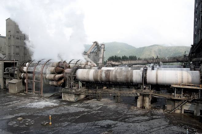 쌍용C&E 동해공장 시멘트 공정 핵심 시설인 원통형 모양의 킬른(소성로). (사진=쌍용C&E)
