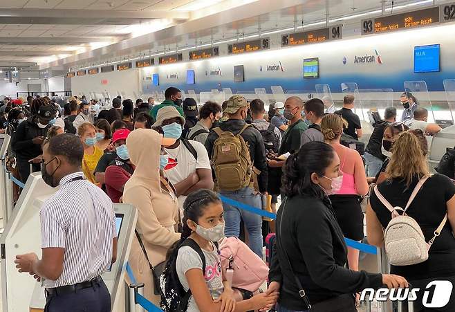 조 바이든 미국 행정부가 2021년 11월 8일부터 백신 완전 접종자의 미국 입국을 허용한다. 다만, '완전 접종자'는 미 식품의약국(FDA)과 세계보건기구(WHO)의 백신으로 전체 접종을 받거나 교차 접종을 받은 경우를 말한다고 미 질병통제예방센터(CDC)는 설명했다. 사진은 지난 8월 마이애미 공항 모습. © AFP=뉴스1 자료 사진