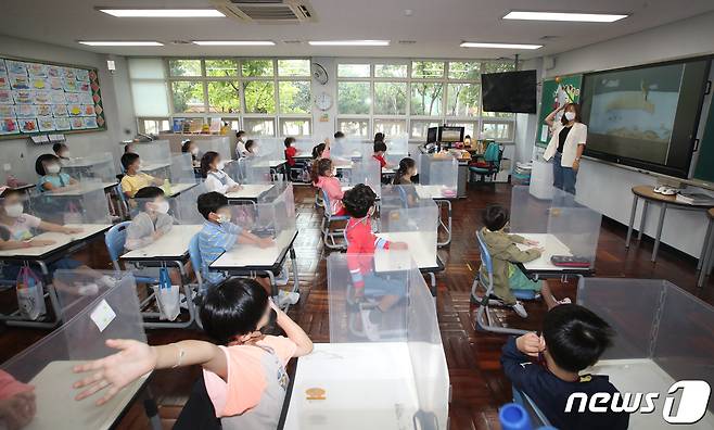 등교수업 중인 비수도권의 한 초등학교 교실. /뉴스1 © News1 여주연 기자