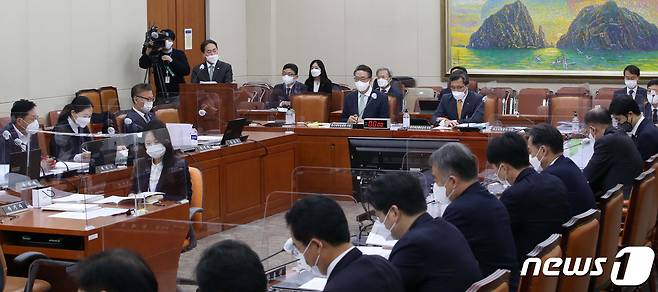 김태현 예금보험공사 사장이 18일 서울 여의도 국회에서 열린 정무위원회의 예금보험공사, 한국예탁결제원, 한국자산관리공사, 한국주택금융공사 등에 대한 국정감사에서 업무보고를 하고 있다. 2021.10.18/뉴스1 © News1 구윤성 기자