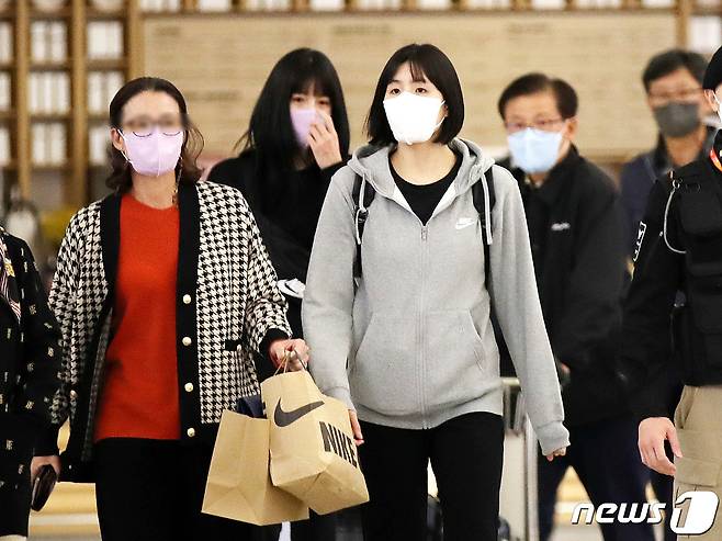 학교폭력 논란으로 무기한 출장정지를 받아 국내 무대에서 사실상 퇴출당한 이재영·이다영 쌍둥이 자매가 16일 오후 인천국제공항에 부모님과 함께 도착하고 있다. 2021.10.16/뉴스1 © News1 박지혜 기자