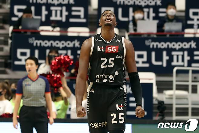 18일 오후 경기도 수원시 권선구 수원 KT 소닉붐 아레나에서 열린 '2021-2022 KGC인삼공사 정관장 프로농구' 수원 KT 소닉붐과 고양 오리온의 경기에서 득점에 성공한 KT 라렌이 포효하로 있다. 2021.10.18/뉴스1 © News1 황기선 기자