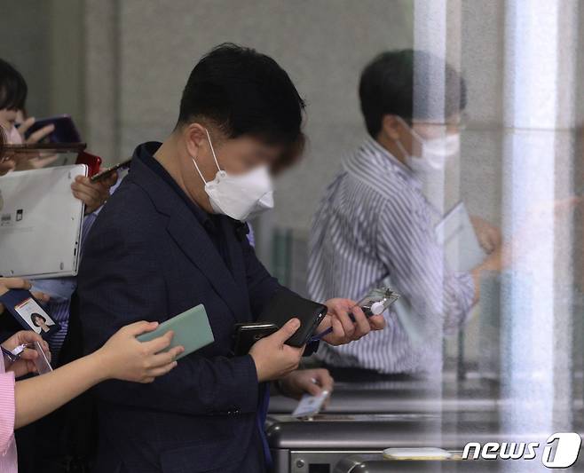 김문기 성남도시개발공사 개발1처장이 7일 오후 서울 서초구 서울중앙지방검찰청으로 성남시 대장동 개발사업 특혜 의혹 관련 조사를 받기 위해 출석하고 있다. 김 처장은 올해 초까지 대장동 개발의 실무 책임을 맡은 인물이다. 2021.10.7/뉴스1 © News1 신웅수 기자