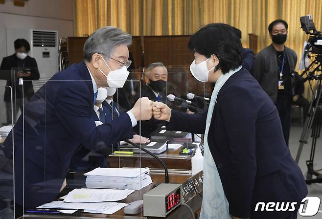 더불어민주당 대선 후보인 이재명 경기도지사가 18일 오전 경기도 수원시 경기도청에서 열린 국회 행정안전위원회의 경기도에 대한 국정감사에서 서영교 위원장과 인사 나누고 있다. 2021.10.18/뉴스1 © News1 국회사진취재단