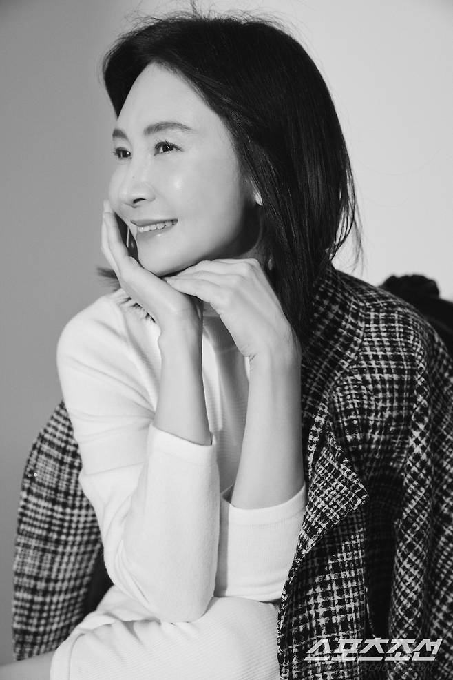 베스띠벨리 1대 모델 배우 채시라 .