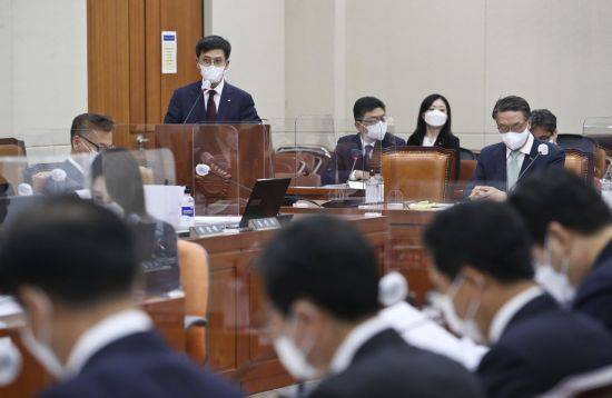 최준우 한국주택금융공사 사장이 18일 국회에서 열린 국회 정무위원회의 예금보험공사 등에 대한 국정감사에 출석, 업무보고를 하고 있다./윤동주 기자 doso7@