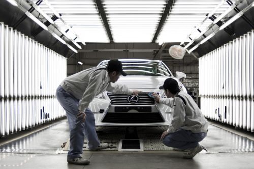 일본 도요타 미야타 공장 직원이 완성된 렉서스 ES 차량의 도장을 검사하는 모습./조선일보 DB